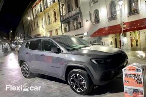 Jeep h&iacute;brido enchufable